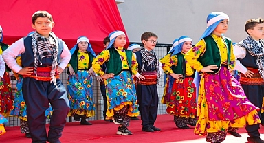 Başkan Vekili İbrahim Akın, öğrencilerin karne sevincine ortak oldu