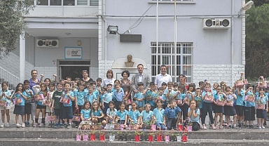 Bornovalı minik eller toprakla buluşuyor
