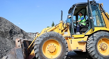 Buca Belediyesi’nin kepçe operatörü Ayça’ya sahadan tam not