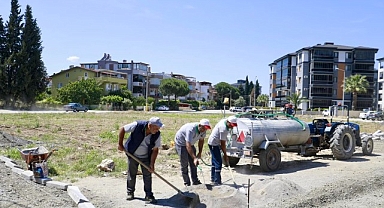 Burhaniye’de Park ve Yeşil Alanlarda Çalışmalar Kesintisiz Sürüyor