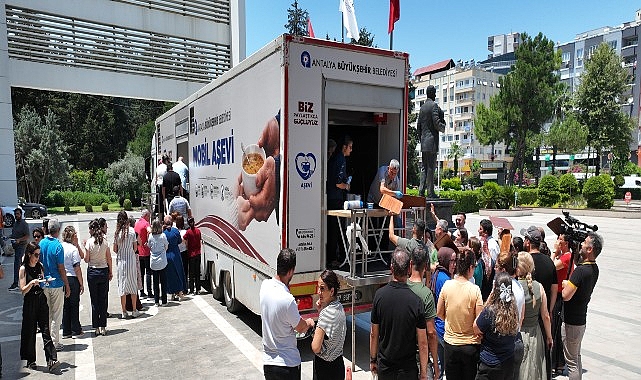 Büyükşehir Belediyesi’nden aşure ikramı 