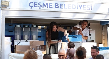 Çeşme'de aşure lokması paylaşıldı