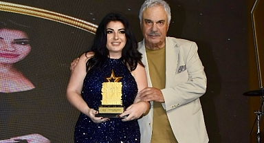 Ebru Torun'a ödülünü Halil Ergün verdi