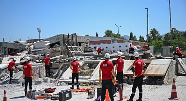 Enkazda nefes alacak zaman yok