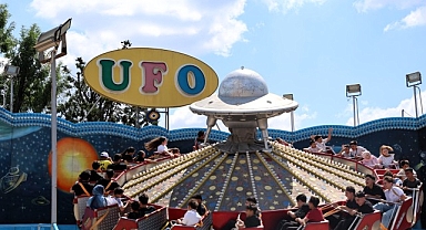 Karneval coşkusu lunaparkta katlanıyor