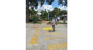 Kemer’deki yaya geçitleri boyanıyor
