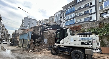Konak’ta metruk bina yıkımları tam gaz