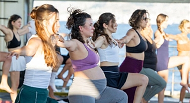 Körfez’in mavisinde 400 kişilik yoga buluşması