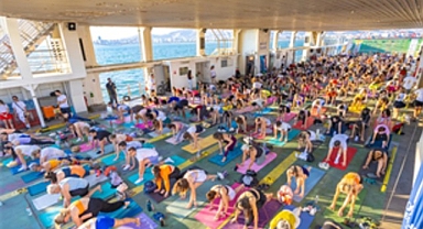 Körfez’in mavisinde 400 kişilik yoga buluşması