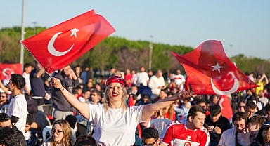 Maltepe'de Milli Heyecan Binleri Buluşturdu