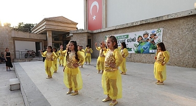 Menderes’te Öğrencilerden Duyarlı Defile