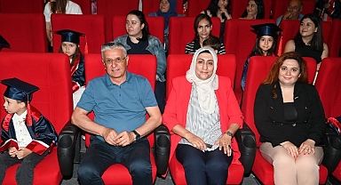 Öğrencilerin mezuniyet sevinci 