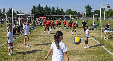 Osmangazi’deki Mini Voleybol Şenliği’nde Spor ve Dostluk Kazandı