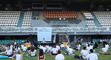 Sağlıklı yaşlanma için yoga yaptılar