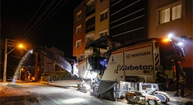 Toros Caddesi’nde gece asfalt mesaisi