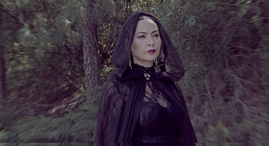 Yasemin Uğurlu’dan Yeni Tekli: “Kızıl Topraklar”