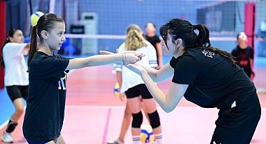 Başkan Çerçioğlu'nun Çalışmalarıyla Minik Sporcular Yaz Tatilinde Voleybolla Buluşuyor