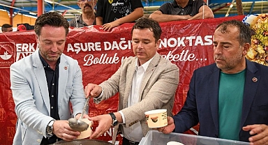 Başkan Erkan Aydın Hamitler'de Aşure Bereketini Vatandaşlarla Paylaştı