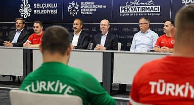 Başkan Pekyatırmacı Down Sendromlu Futsal Millî Takımı ile Bir Araya Geldi