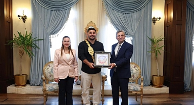 Başpehlivan Erkan Taş’tan Vali Şahin’e ziyaret 
