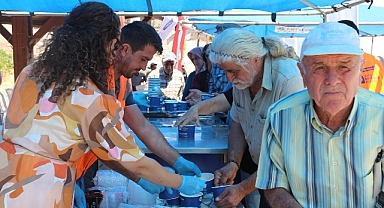 Büyükşehir 50 bin kişiye aşure ikram etti