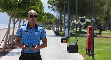Büyükşehir zabıtası Konyaaltı Sahili’nde dron desteğiyle denetimlerini sürdürüyor
