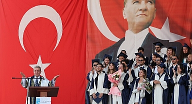 DEÜ Güzel Sanatlar Fakültesinde Mezuniyet Coşkusu: Başkan Cemil Tugay, Eşinin Mezuniyet Sevincine Ortak Oldu