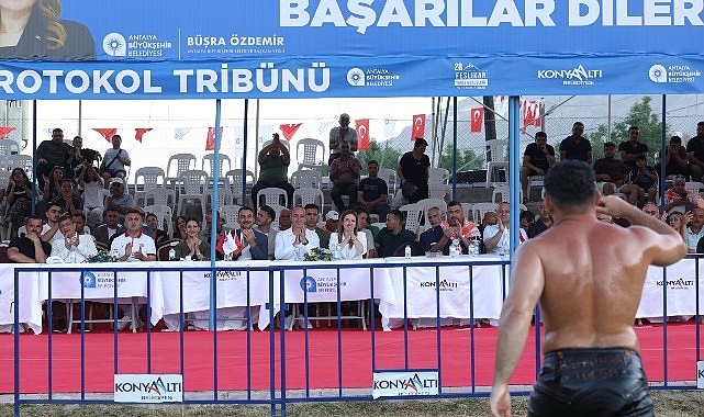Feslikan Yağlı Pehlivan Güreşleri'ni Başpehlivan Erkan Taş kazandıf