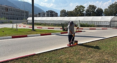 Finike'de yollar yenileniyor bordürler boyanıyor