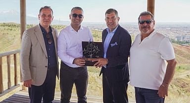 Kâmil Koç ve Mercedes-Benz Türk, Bir Asırlık Başarıyı Beraber Dikilen Fidanlar ile ölümsüzleştirdi