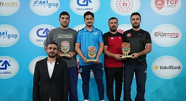 Kartepeli Güreşçilerden Madalya Yağmuru