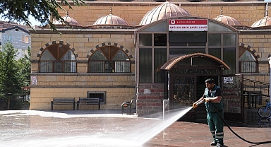 Keçiören'de Camiler Özenle, Köşe Bucak Temizleniyor