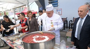 Salı Pazarında Aşure İkramı