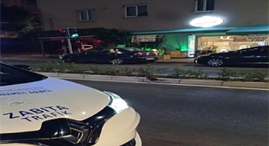 Trafiği durdurup ördeği kurtardılar