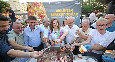 Yüzlerce Karşıyakalı aşurenin bereketini paylaştı