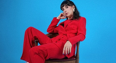 Aslı Demirer 2 yıl aradan sonra yeni single'ı 'Durur Bütün Dünya' ile geri dönüyor