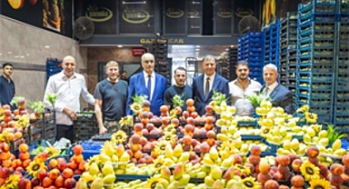 Başkan Tugay İzmir’in hal esnafıyla buluştu