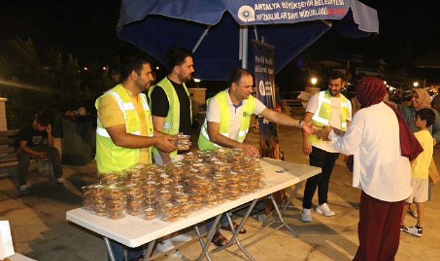Büyükşehir Mevlit Kandil’inde 19 ilçede lokma ikram etti
