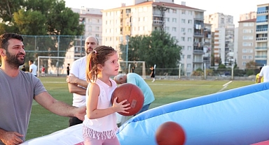 Çiğli Belediyesi'nin Şişme Oyun Parkı Mahalle Mahalle Çocuklarla Buluşuyor