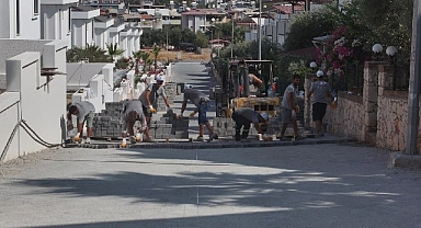 Didim Belediyesi Akbük'te parka taşı döşeme çalışmalarını sürdürüyor