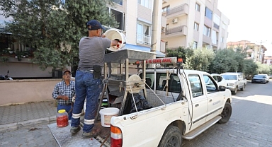 Efes Selçuk’ta Salçalar Ailece Hazırlanıyor, Belediye Makine ile Destek Oluyor