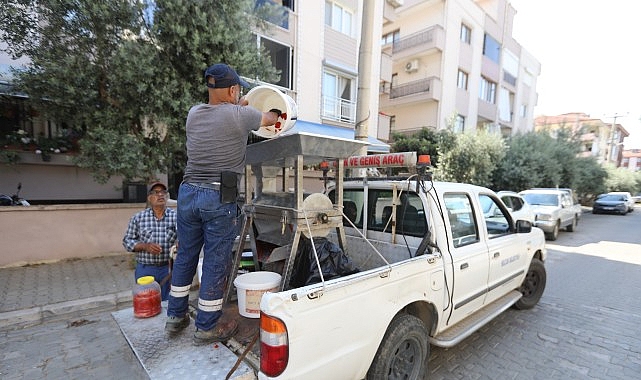 Efes Selçuk’ta Salçalar Ailece Hazırlanıyor, Belediye Makine ile Destek Oluyor