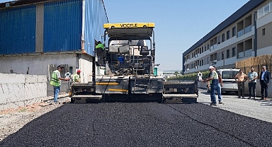 Gaziemir’de asfaltlama atağı: 4 bin 470 ton asfaltla yollar yenileniyor
