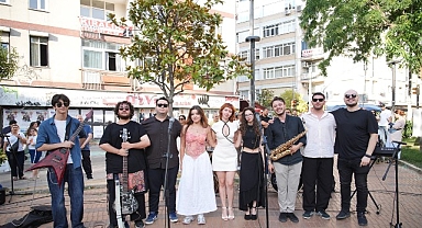 Kadıköy’ün Sokakları Gençlerin Müziğiyle Şenleniyor