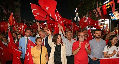 Karşıyaka Çarşısı 30 Ağustos’ta gelincik tarlasına dönüştü!