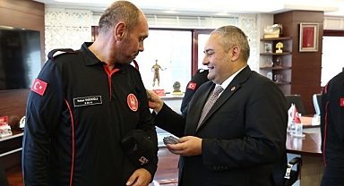 KEÇ-TİM Arama ve Kurtarma Ekibi’ne Akreditasyon Peçlerini Başkan Özarslan Takdim Etti