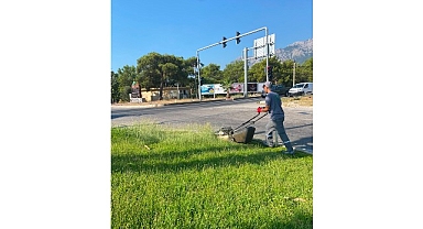 Kemer’de parklarda çim biçme çalışmaları