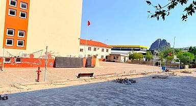 Kuzdere Hacı Mehmet Saygın Ortaokulu bahçesinde düzenleme çalışmaları