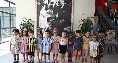 Minik yüreklerde 30 Ağustos ruhu: Harçlıklarını Mehmetçik Vakfına bağışladılar