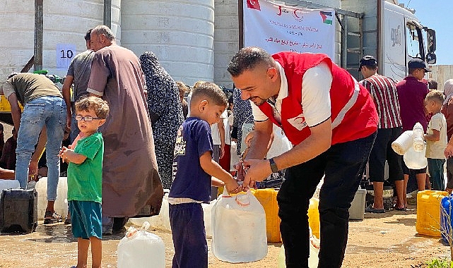 Türk Kızılay Gazze'de artan salgın hastalıklara karşı hijyen kiti ve temiz içme suyu dağıtıyor